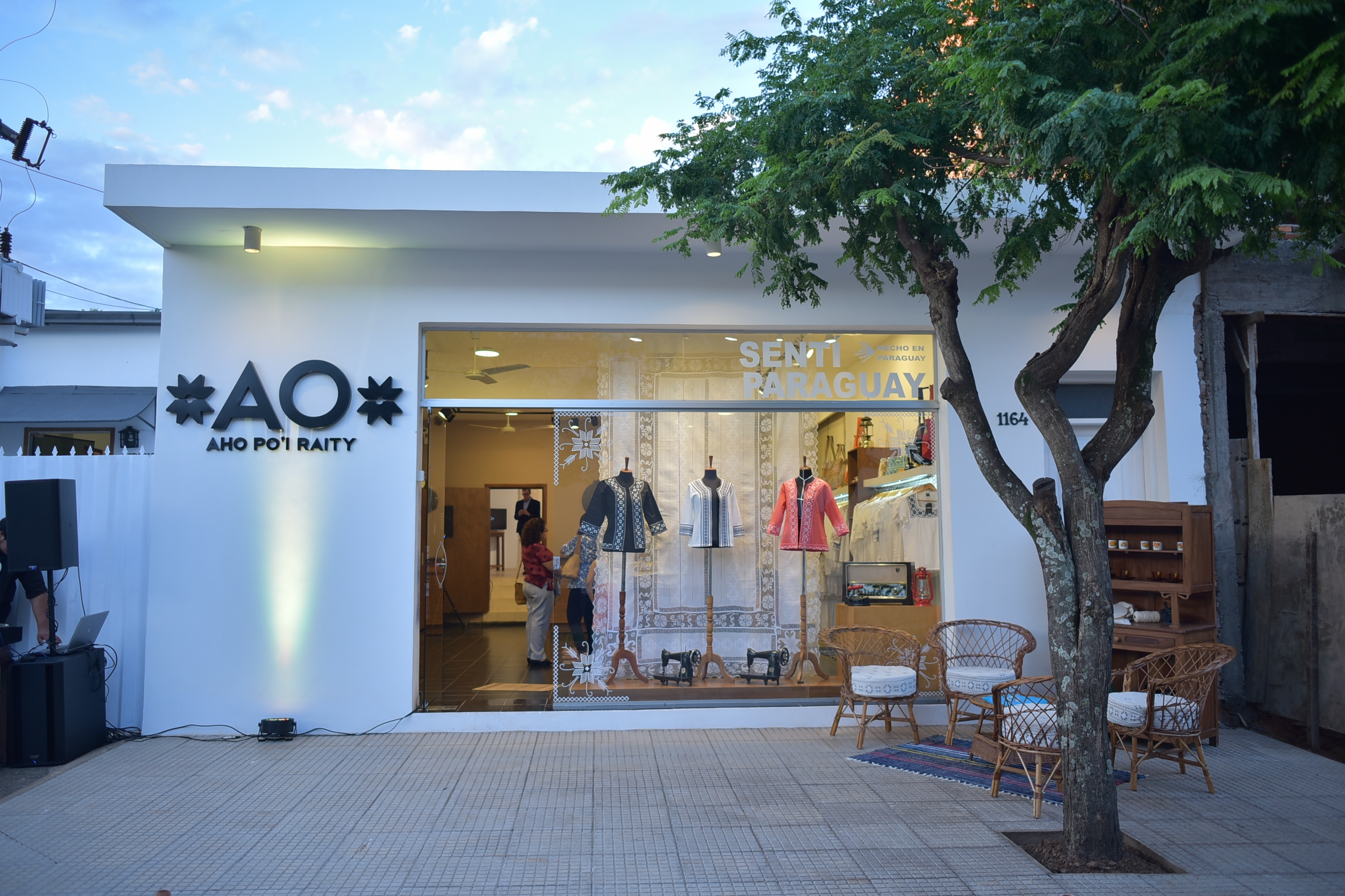 Exposición de puntos bordados a mano sobre aopo’i en Villarrica