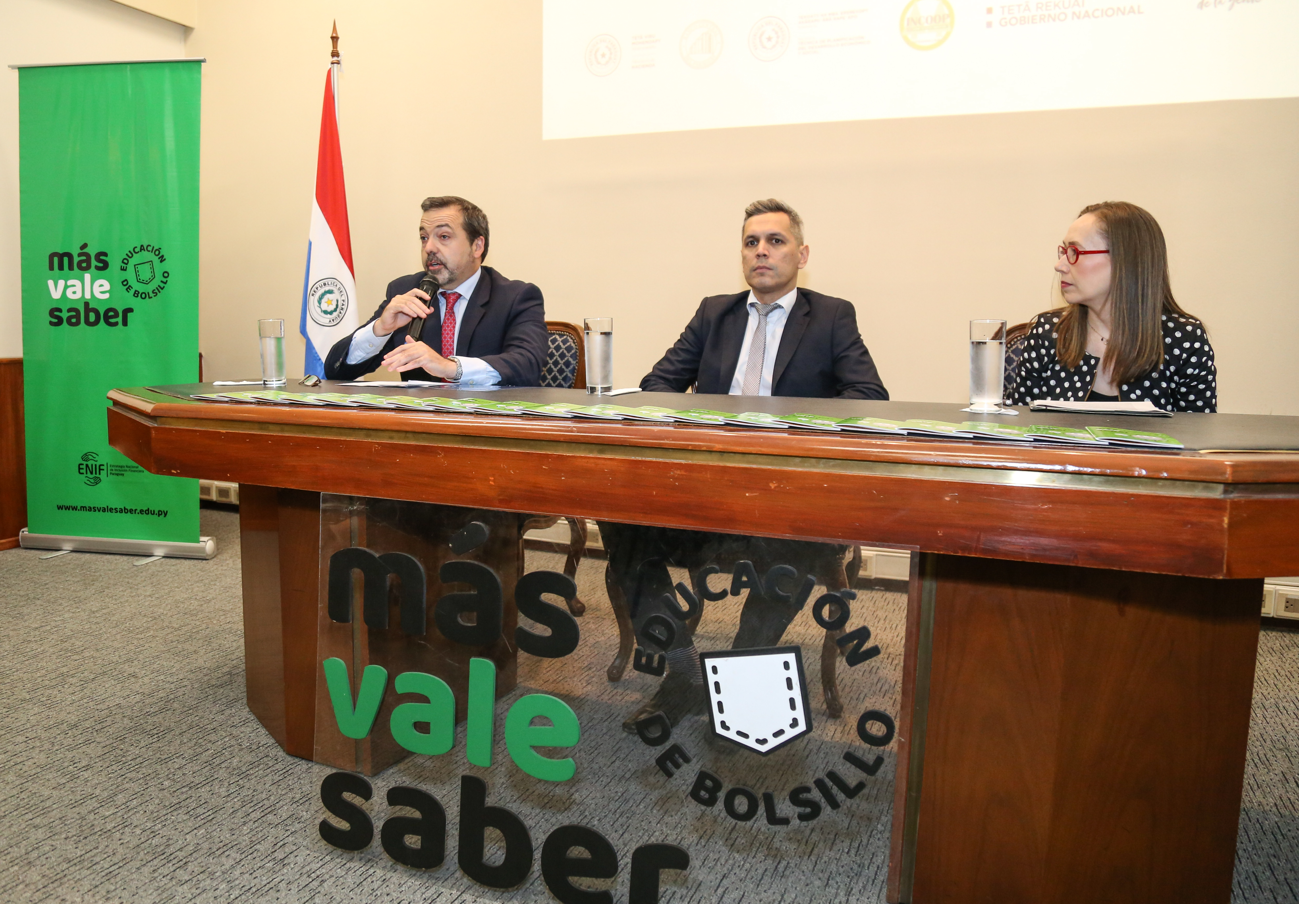 Solo un 1/3 de los entrevistados por la Encuesta de Capacidades Financieras en Paraguay 2017 ahorró en los últimos 12 meses de ese año; y principalmente, bajo el colchón o en la alcancía…”, según datos presentados por la ENIF