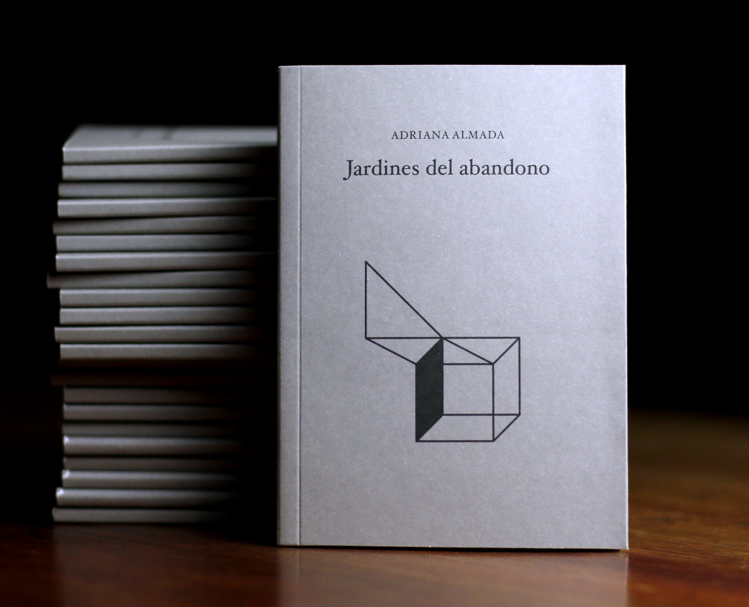 El libro Jardines del abandono de Adriana Almada será presentado en Tragaluz