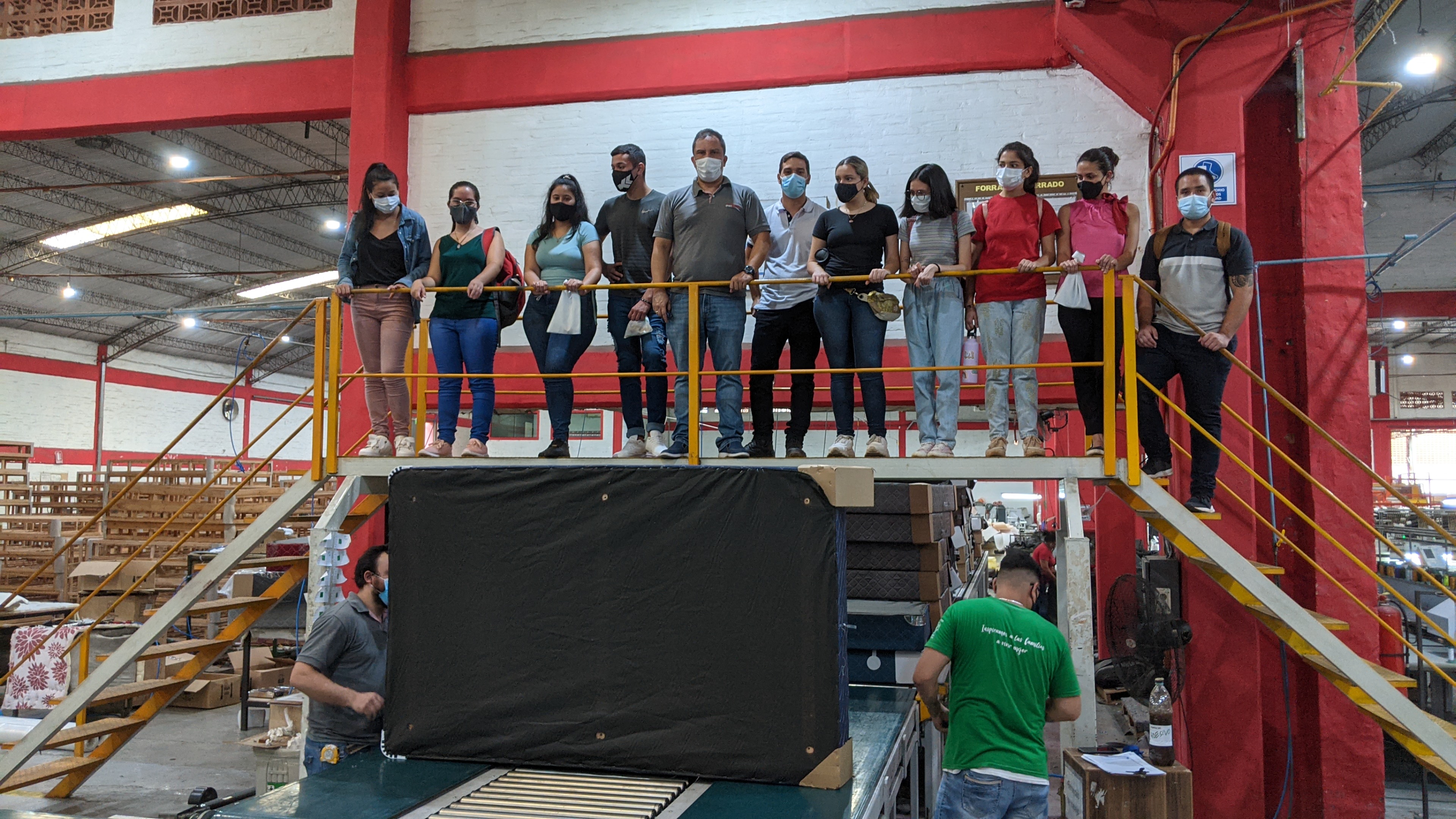 Alumnos de la UCOM visitaron las instalaciones de Sueñolar, empresa comprometida con el medioambiente