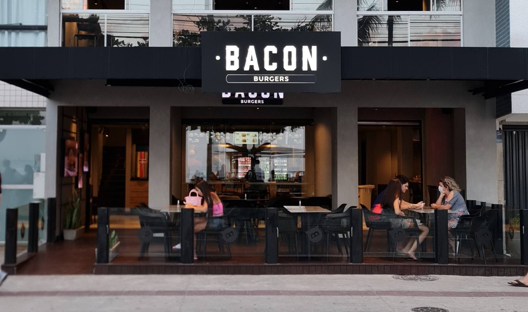 Bacon Burgers hace historia en las playas de Camboriú   
