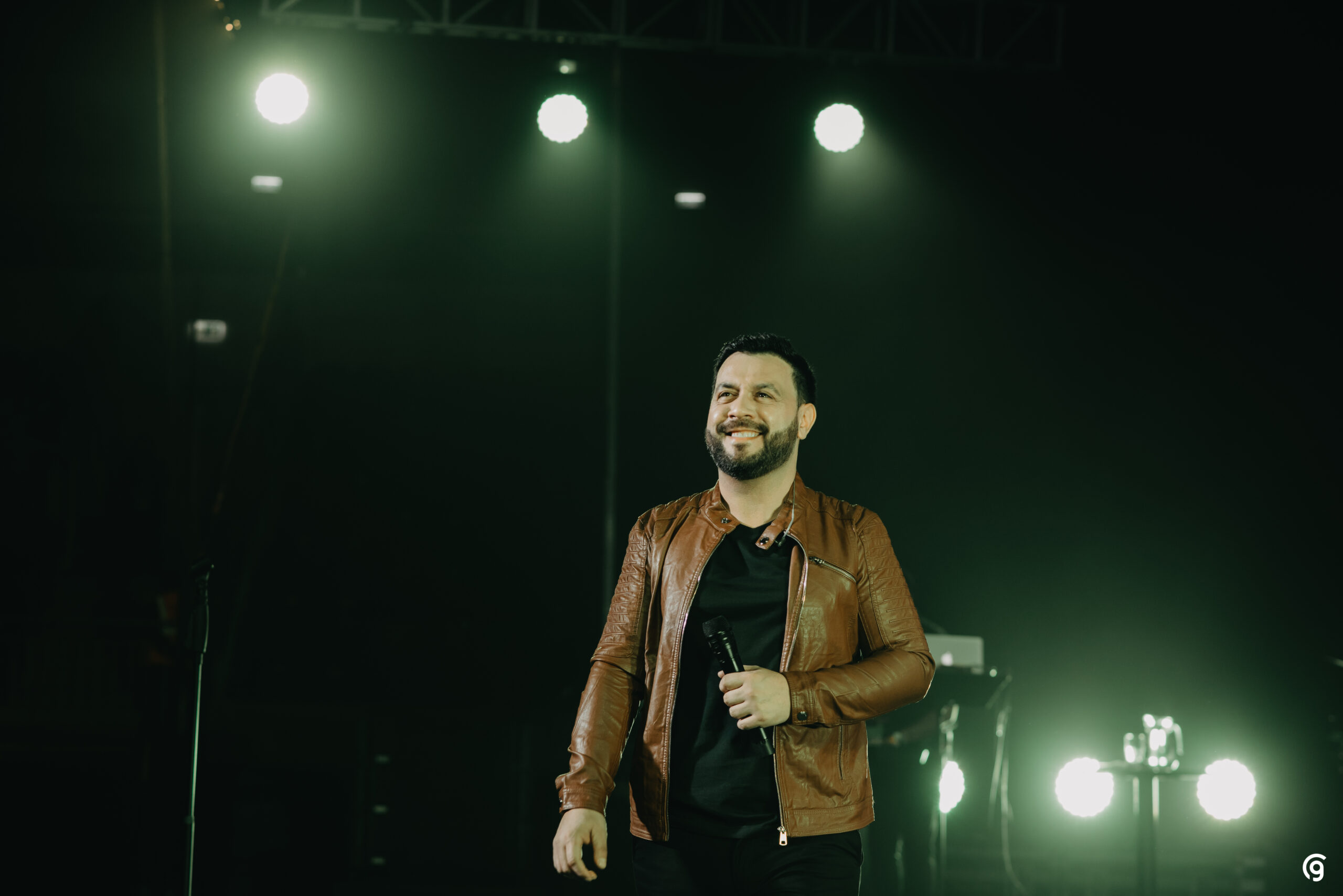 El cantante uruguayo Lucas Sugo ofrecerá un concierto bailable en la SND Arena