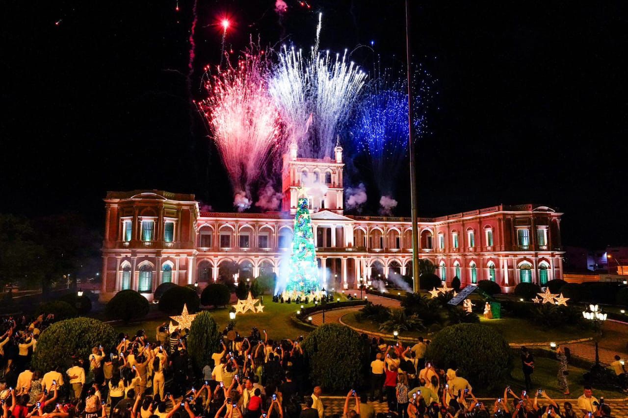 El árbol de Navidad del Palacio de López brilla para unir a las familias paraguayas, una producción de Xelebra