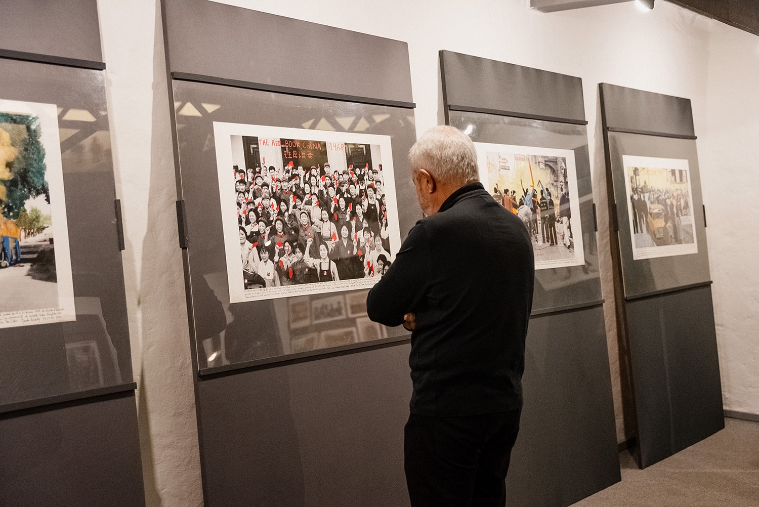 Continúan abiertas las exposiciones Los colores de la resistencia y Topos, en el Centro de Artes Visuales/Museo del Barro 
