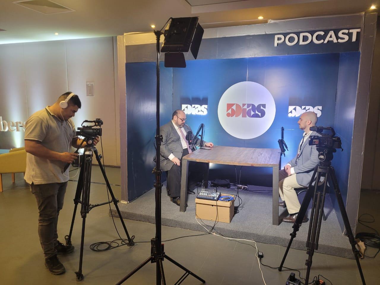 Grabación de un podcast en el estudio de 5 Días