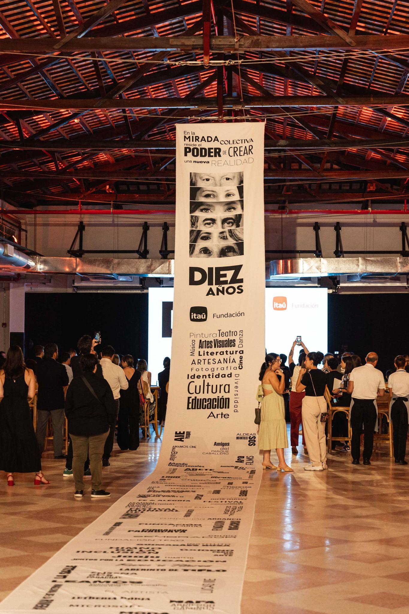 Evento con invitados en una exposición