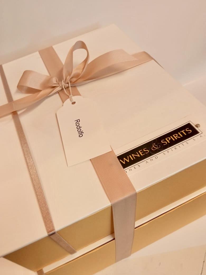 Regalo empaquetado con moño